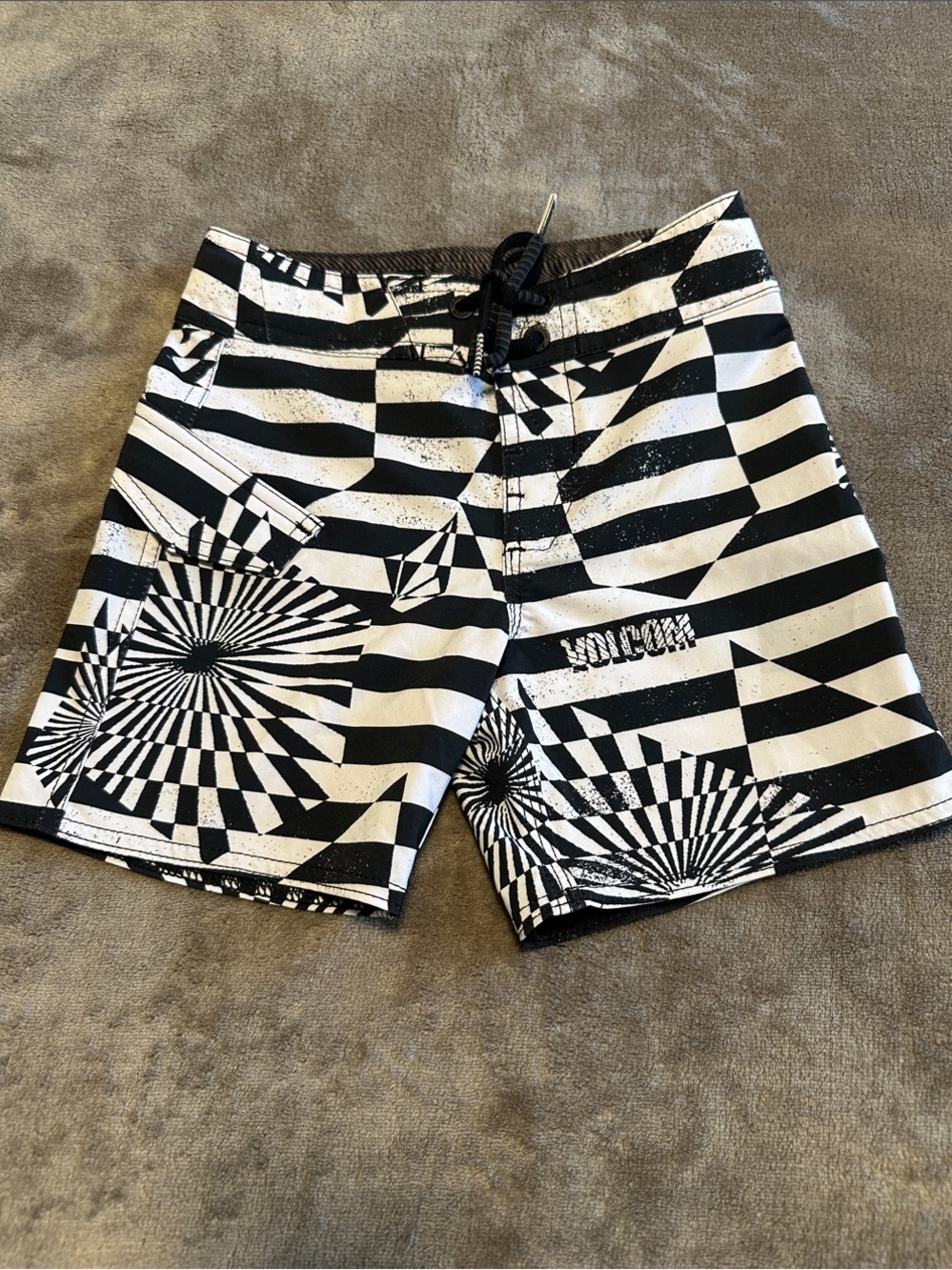 Volcom Black & White Optical Wave Board Shorts / Swim trunks - Size 4T Boys